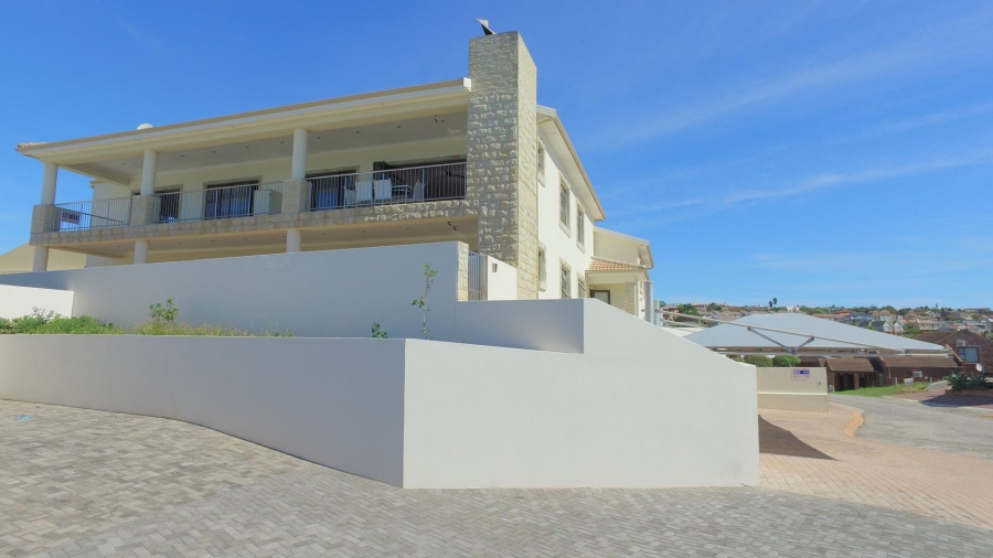 8 Bedroom Property for Sale in Wavecrest Eastern Cape